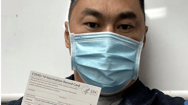 Enfermero de California contrajo coronavirus luego de aplicarse la vacuna