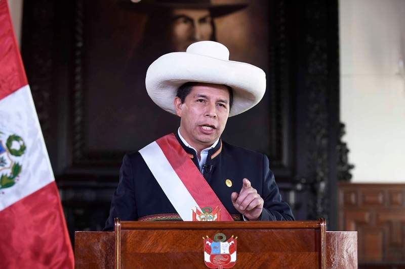En Perú, Castillo saca a su primer ministro para ganar gobernabilidad