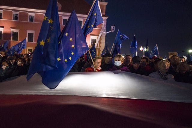 Bruselas alerta del riesgo de que Europa «se derrumbe» si la UE no responde al Constitucional polaco
