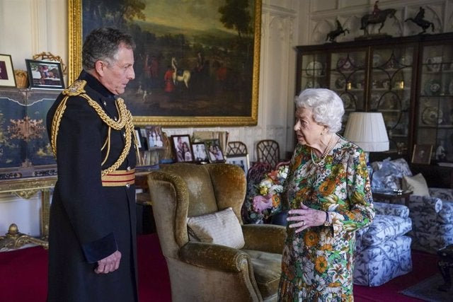La reina Isabel II reaparece en un evento público tras ausentarse de los actos por el Día del Recuerdo