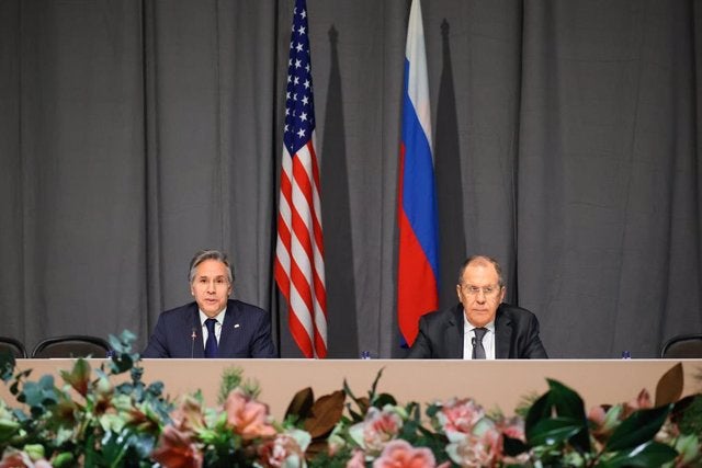 Blinken y Lavrov concluyen «útiles y sustanciales» conversaciones sobre Ucrania sin despejar la amenaza militar