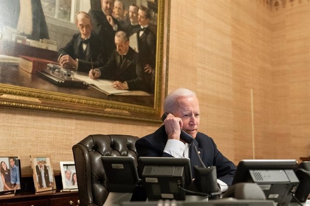 Biden promete al presidente de Ucrania una respuesta «firme» si Rusia inicia una invasión